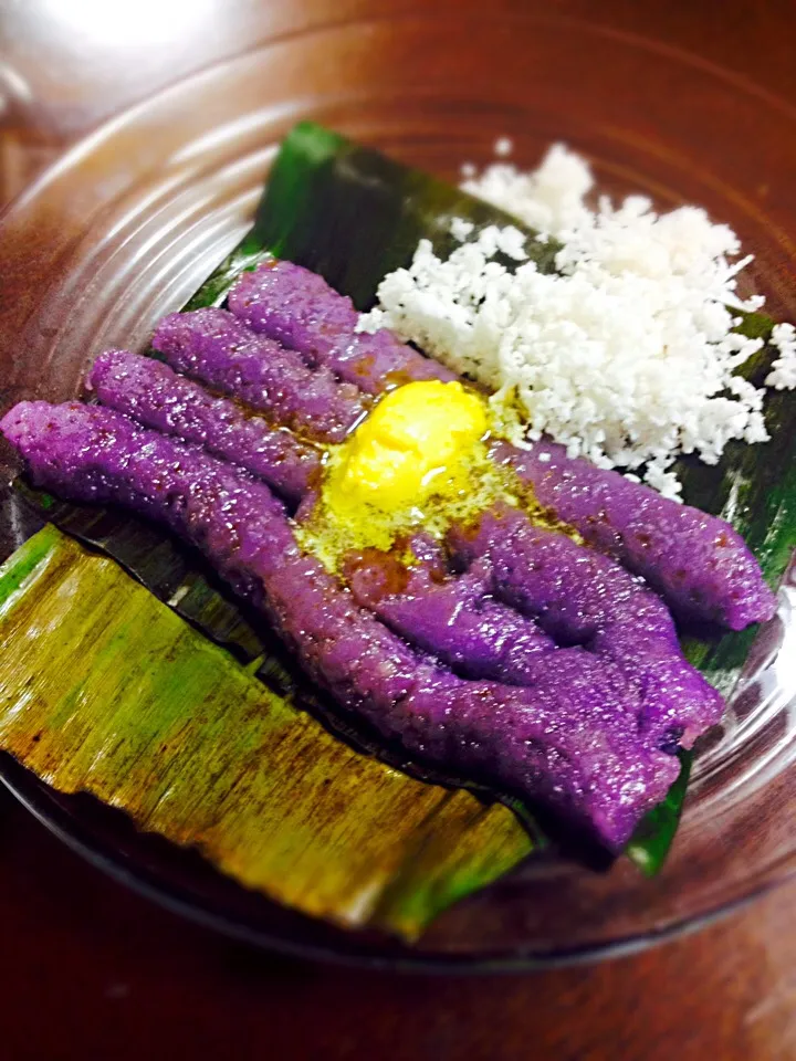 Puto Bumbong (Steam glutinous rice in bamboo cylinder)フィリピンでナイトクリスマスマスの後で食べる料理です。|HM-jastさん