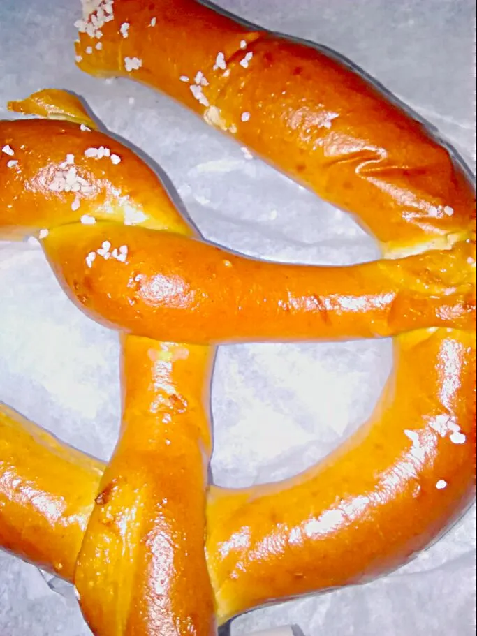 soft pretzel with hot cheese|Devaney Robertsさん