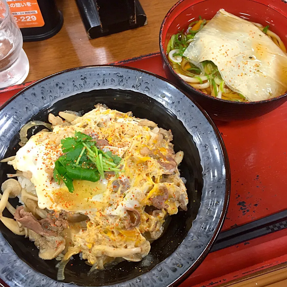 Snapdishの料理写真:近江牛・きのこの玉子とじ丼と小うどん|maixx ใหม่さん