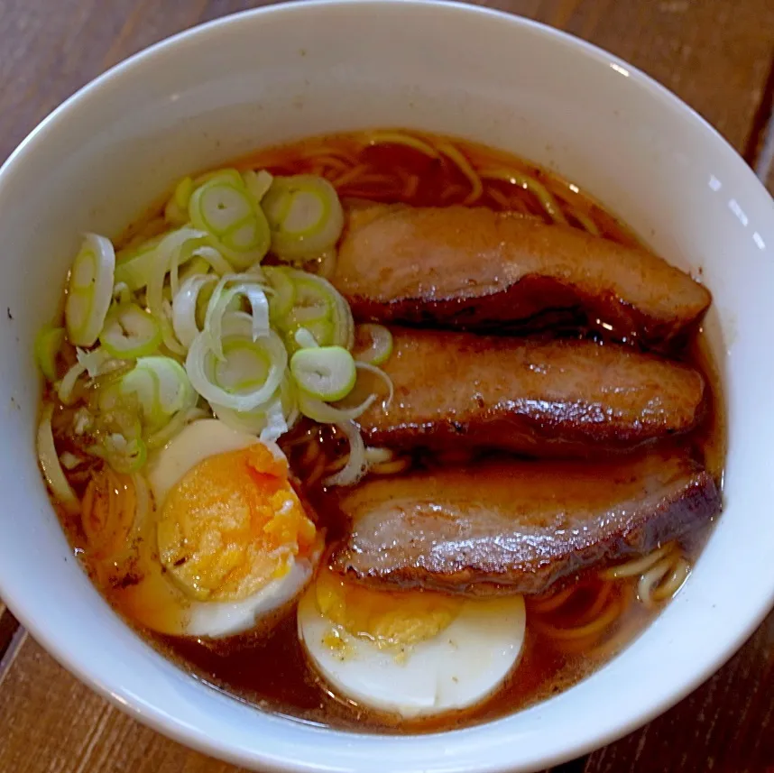 Snapdishの料理写真:トップヴァリュー麺とスープにこだわった醤油ラーメン 削り粉を入れて魚介系の風味に！炙りチャーシュー麺|Hiroshi Naitoさん