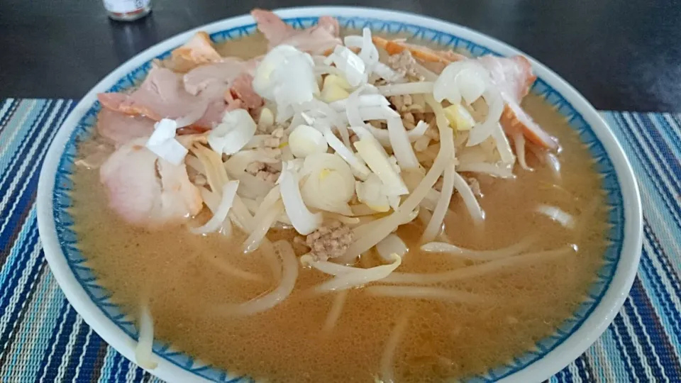 スーパーで買った彩未の味噌ラーメン。
フライパンで挽肉と玉ねぎとモヤシを炒めそこでスープも作る作戦だと美味しくできます❗|SATOSHI OOCHIさん