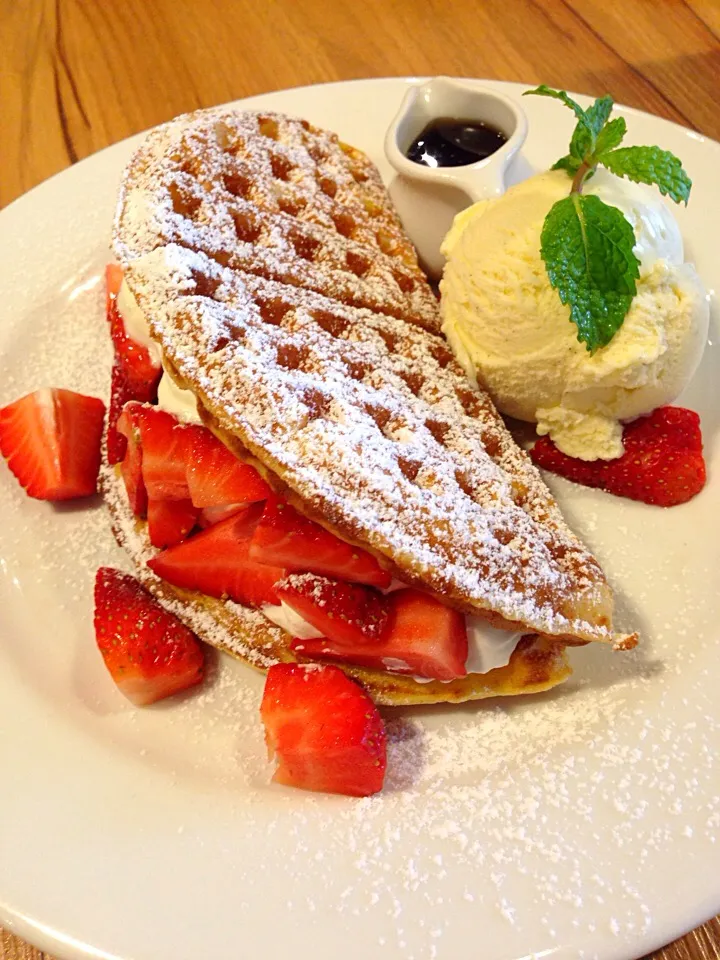 Strawberry waffle by Roast|msaprileeさん