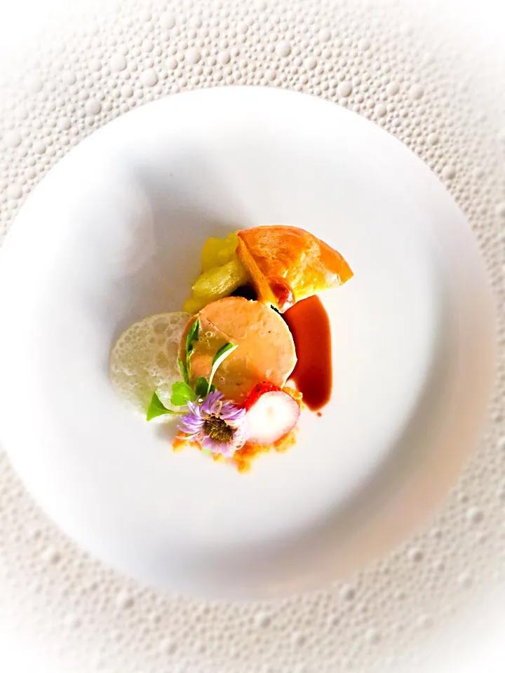 My foie gras terrine, red wine cream, truffle foam, strawberry and petite brioche|chef louisさん