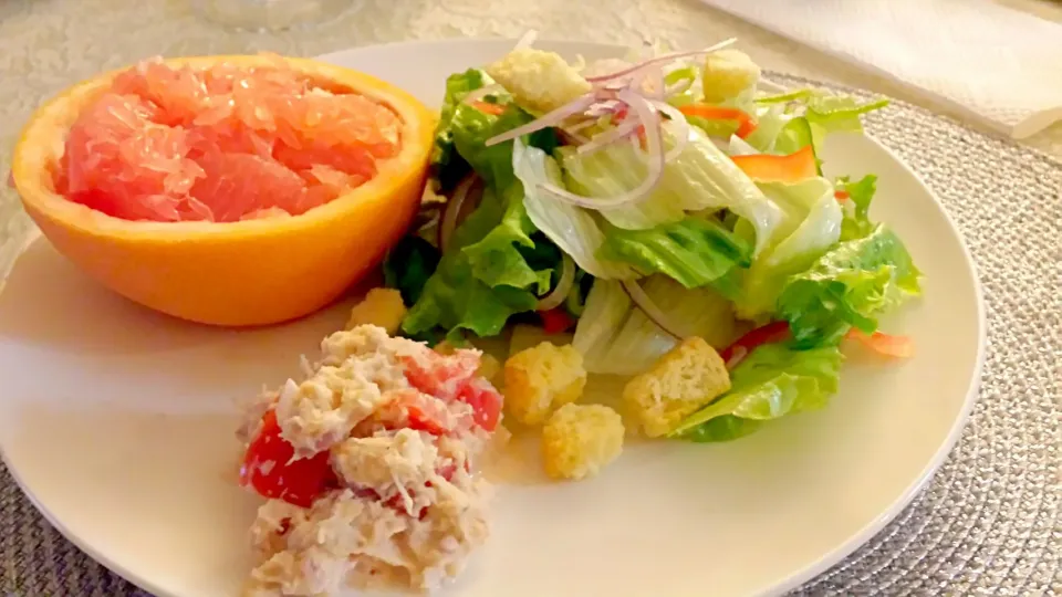 Todays salad とトマトとワタリガニのサラダ、|Saito  Iwaoさん