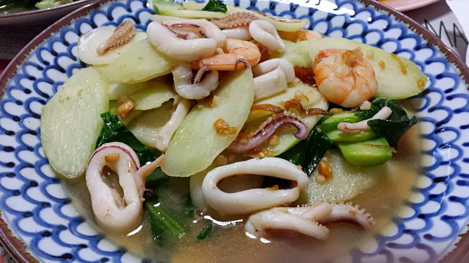 China kailan with squid and prawn by Mom|genさん