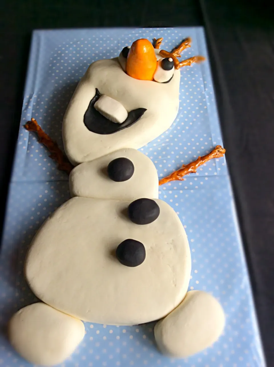 Chocolate Beetroot Olaf birthday cake|Nicky Jonesさん