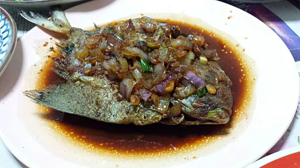 Fried pomfret with onions by Mom|genさん