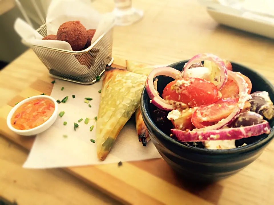 Snapdishの料理写真:Vegetarian Tapas: Cheese Balls, Spinach &amp; Feta Parcel and a Greek Salad|Sergio Lacuevaさん