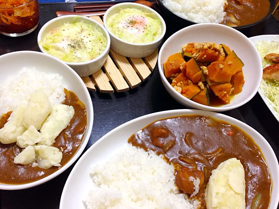 今日の晩ご飯は、茹でじゃがいも付きチキンカレー、鶏肉のガーリックペッパー焼き、かぼちゃのそぼろ煮、巣ごもり卵風ココットカマン。|ゆえさん