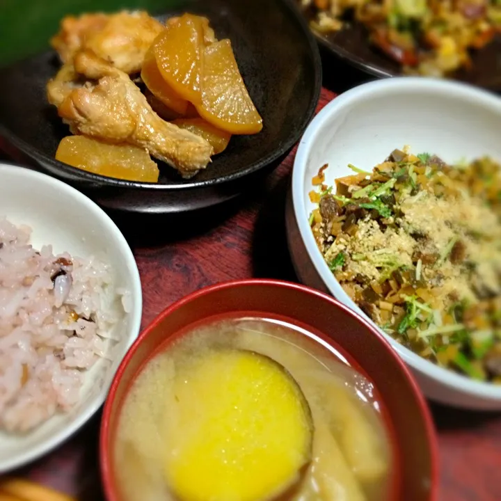 手羽元と大根の煮付け＆だしがらと大根皮と水菜のふりかけ＆サツマイモと油揚げの味噌汁|ともえさん