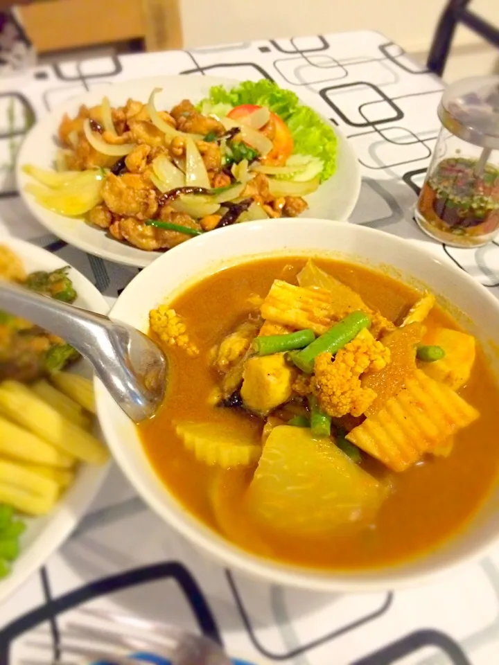 Southern Thailand  spicy soup with fish and mixed vegetable.@ มัลลิกา  ชุมพร เหม่งจ๋าย|Chalinee Kalyanamitraさん