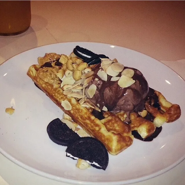 Chocolate ice cream with almond, chasew, oreo, and peanut butter on top of a waffel|Benjamin Gosalさん