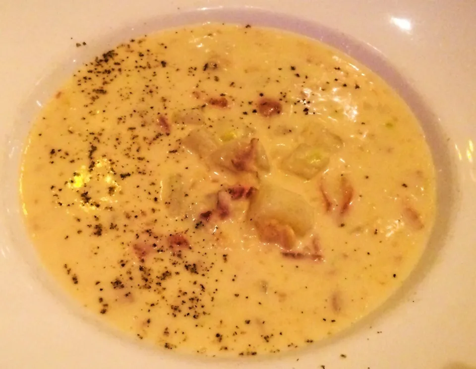 Snapdishの料理写真:Clam Chowder from Emeril's New Orleans Fish House|sooprcoolchicaさん