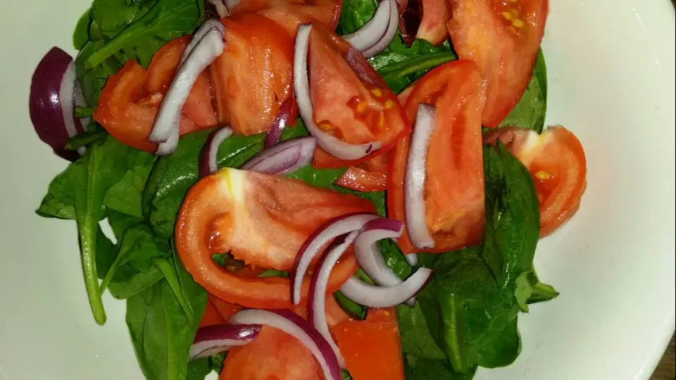 baby spinach red onion tomato salad|Frank Ortizさん