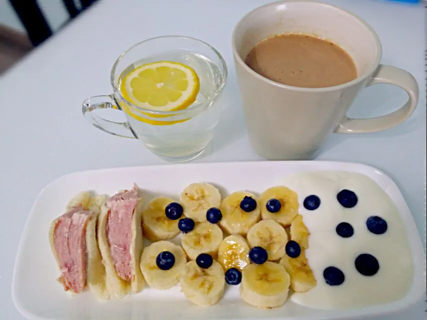 Sunday Breakfast 😙 😘 😚 😋 😋 
Yoghurt with blueberries & Banana|🌷lynnlicious🌷さん