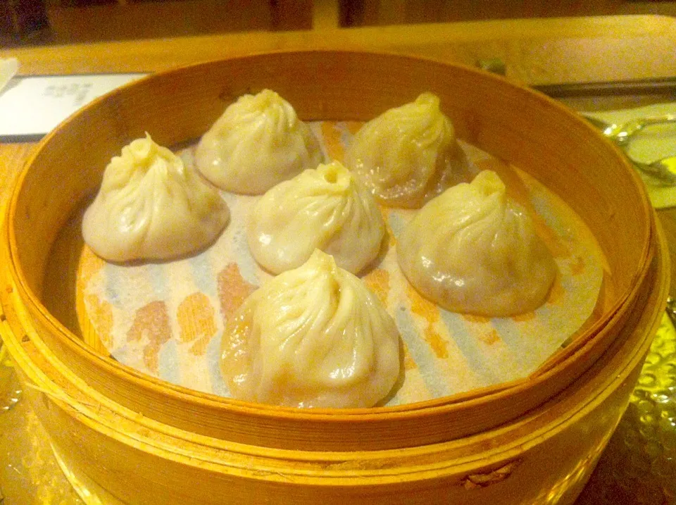 Steamed minced pork dumplings stuffed with supreme soup|skyblueさん