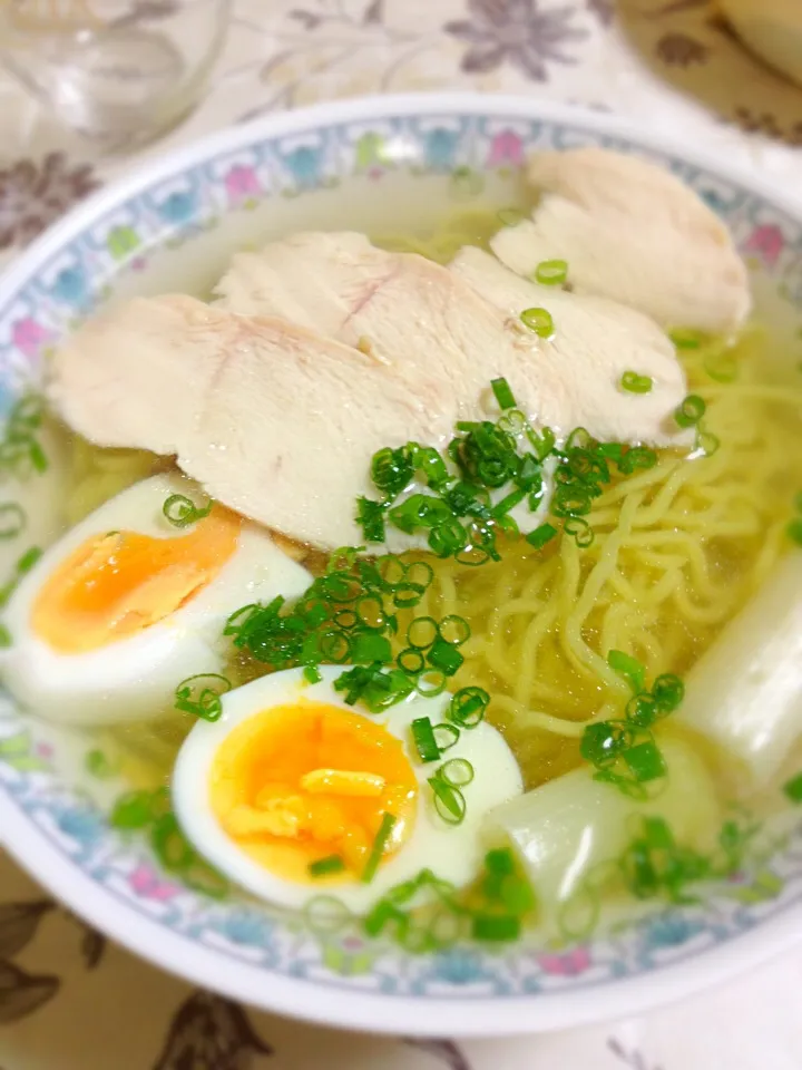 Snapdishの料理写真:胸肉からスープをとった塩ラーメン|mizさん