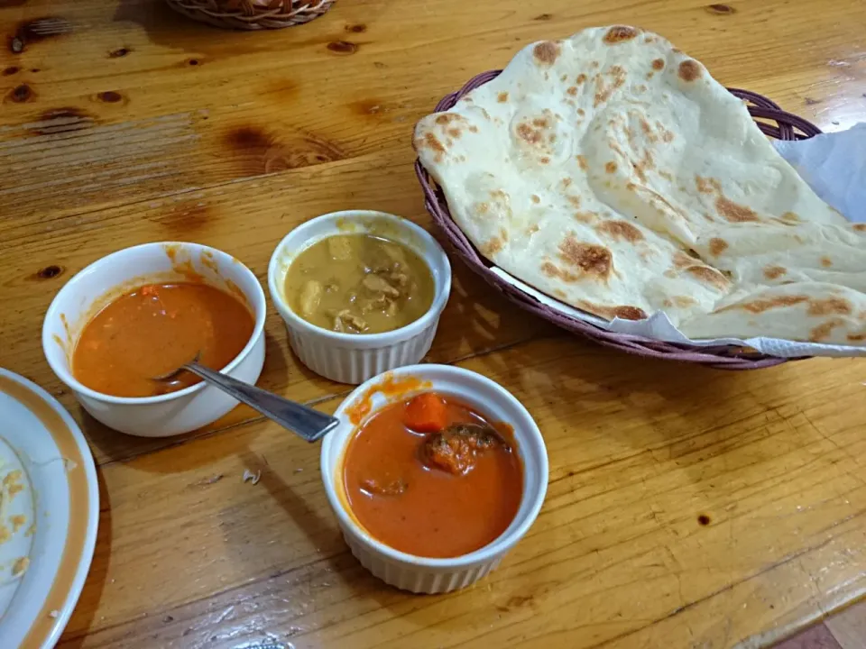 Snapdishの料理写真:カレーとナン他食べ放題|やかんちゃんさん