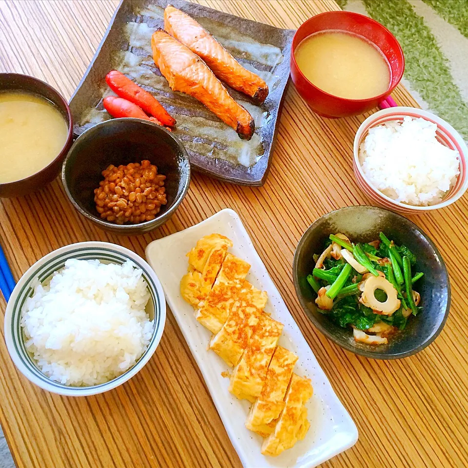 ＊朝ごはん＊ 焼き鮭と焼きたらこ だし巻き卵 納豆 ほうれん草と竹輪炒め ジャガイモの味噌汁|pinoyamaさん