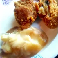 Snapdishの料理写真:#KFC fried crispy chicken and mashed potatoes with gravy|Devaney Robertsさん