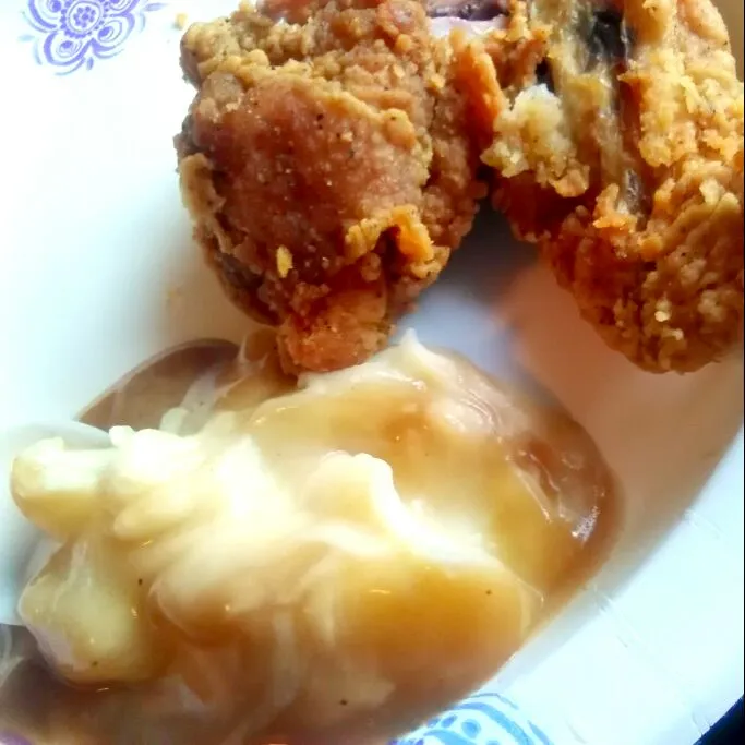 Snapdishの料理写真:#KFC fried crispy chicken and mashed potatoes with gravy|Devaney Robertsさん