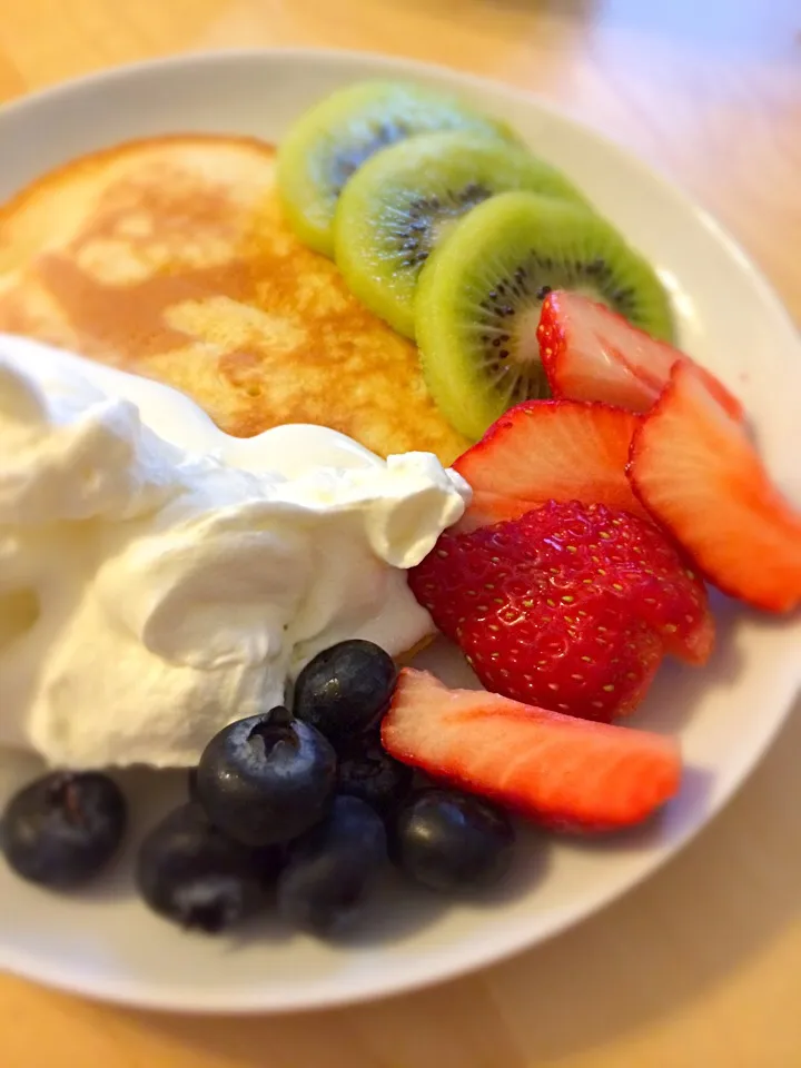 ホットケーキに果物を添えて|yukie@uilanikitchenさん