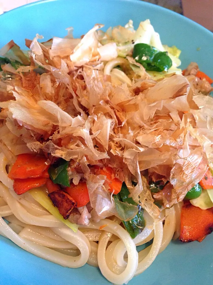 最近、週末の定番になってしまってる焼きうどん|たけのこジョニーさん