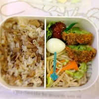 Snapdishの料理写真:キノコの混ぜ御飯🍄、焼うどん、ブロッコリーのチーズフライ、肉団子とうずらの卵🍱|ライムさん