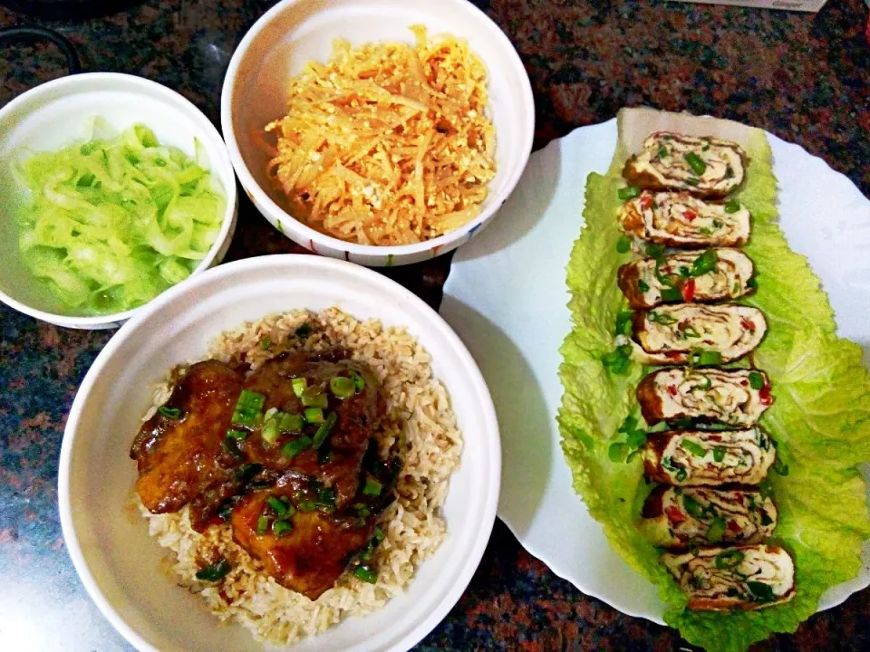 Fish with brown rice, egg roll, cucumber and radish salad|sera wangdiさん