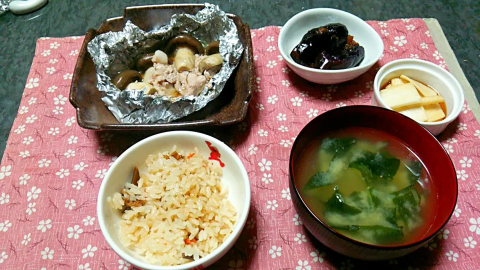 山菜の炊き込みご飯、本しめじと豚肉のホイル焼き、茄子の和風マリネ、山芋の麺つゆわさび漬け、ワカメ味噌汁|ライムさん