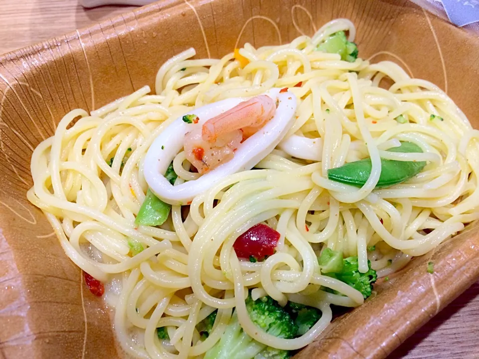 Snapdishの料理写真:海老とイカのアンチョビソースのパスタ|あやさん