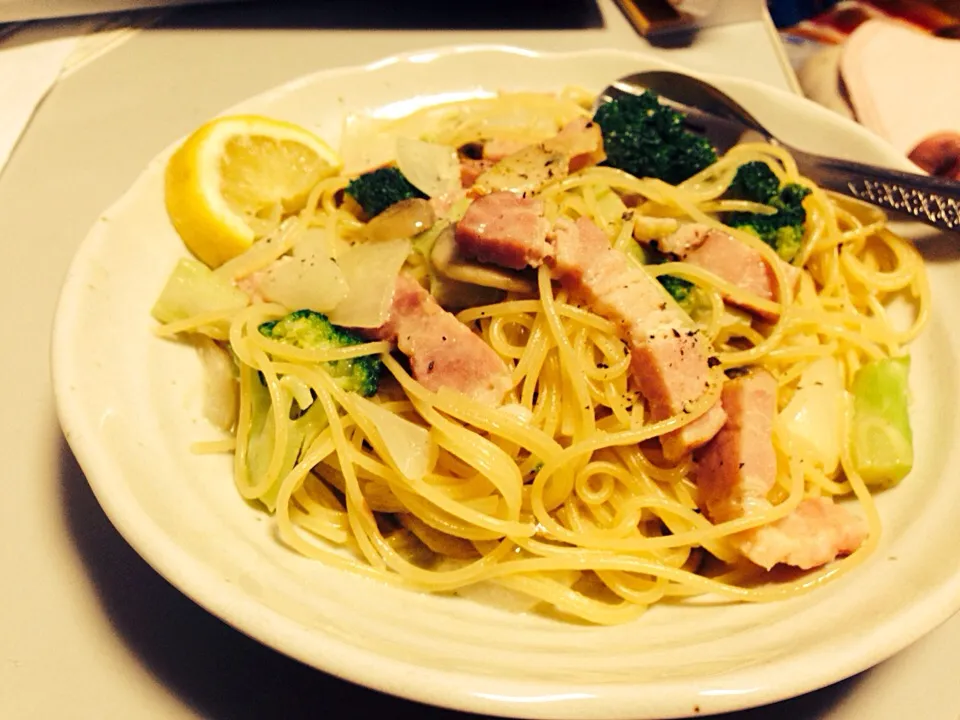 Snapdishの料理写真:しっかりベーコンの入ったレモン風味パスタ|yumさん