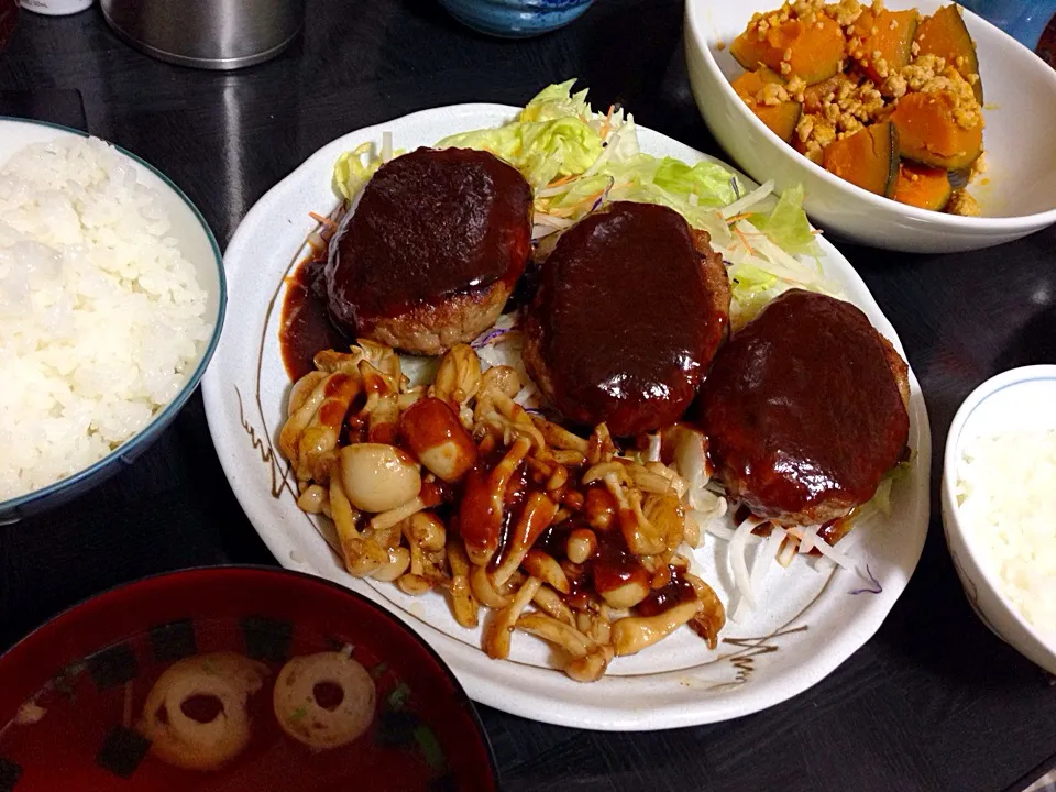 今日の晩ご飯は、チーズハンバーグ、ぶなぴーソテー、かぼちゃのそぼろ煮、お吸い物。|ゆえさん