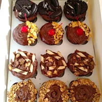 i just went crazy on these cupcakes with every chocolately, gooey, sweet mess I could find and it was absolutely delicious!!|creamy blue velvetさん