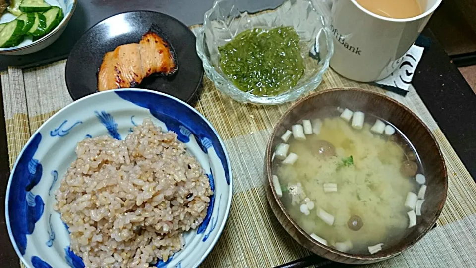 めかぶ＆鮭の味噌漬け＆シメジの味噌汁|まぐろさん