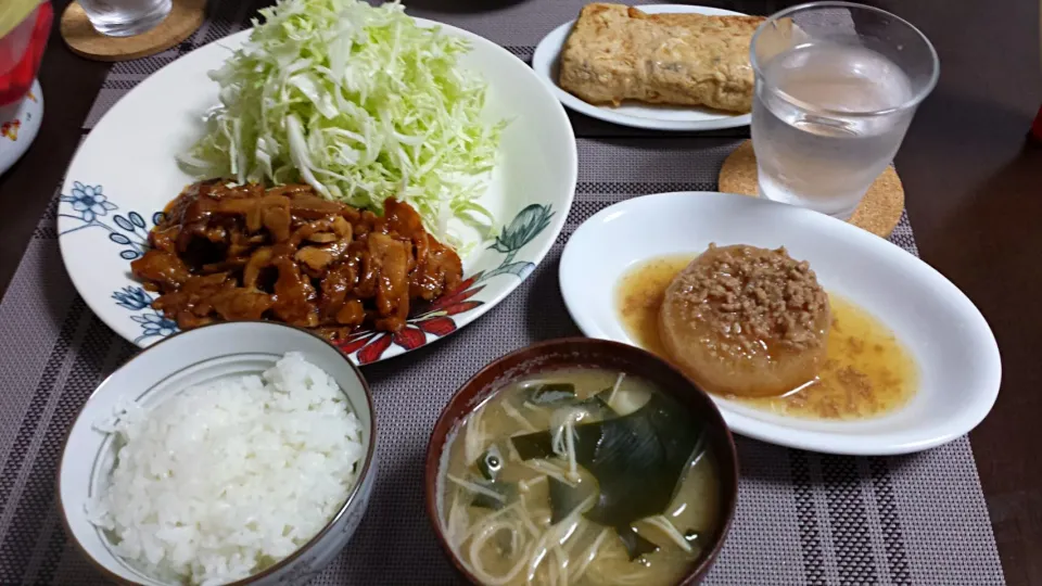 チキンの照り焼き、牛肉味噌入りだし巻き玉子、大根の煮物挽き肉とろみ餡掛け、かぶとえのきとワカメのお味噌汁～♪|三宅章人  Akihito Miyakeさん