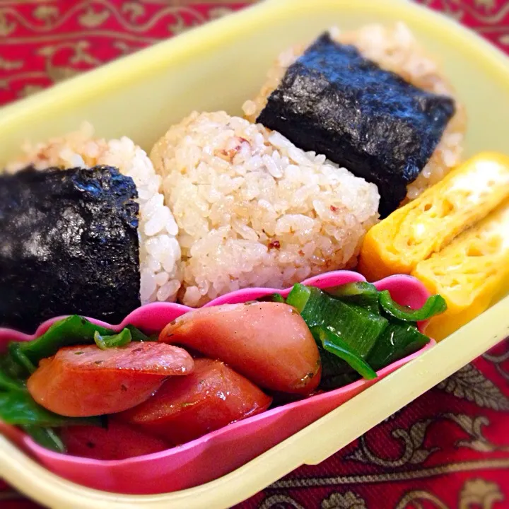 オリーブオイルとおかかのおむすび🍙とソーセージのハーブ焼き弁当|もえさん