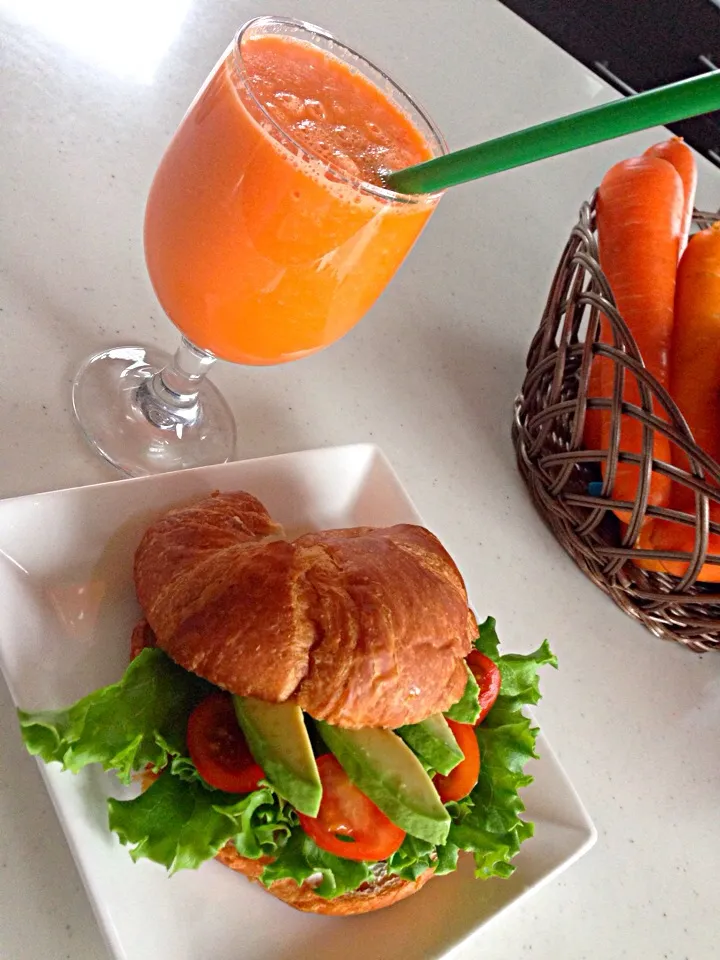 Carrot & orange smoothie + Croissants avocado sandwich|viviさん