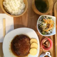 Snapdishの料理写真:国産牛ハンバーグランチ