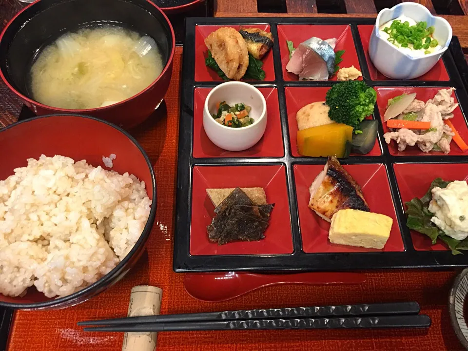 Snapdishの料理写真:今日はほっこり和ランチ。にぎやかおばんざい定食を。|たけうちさん