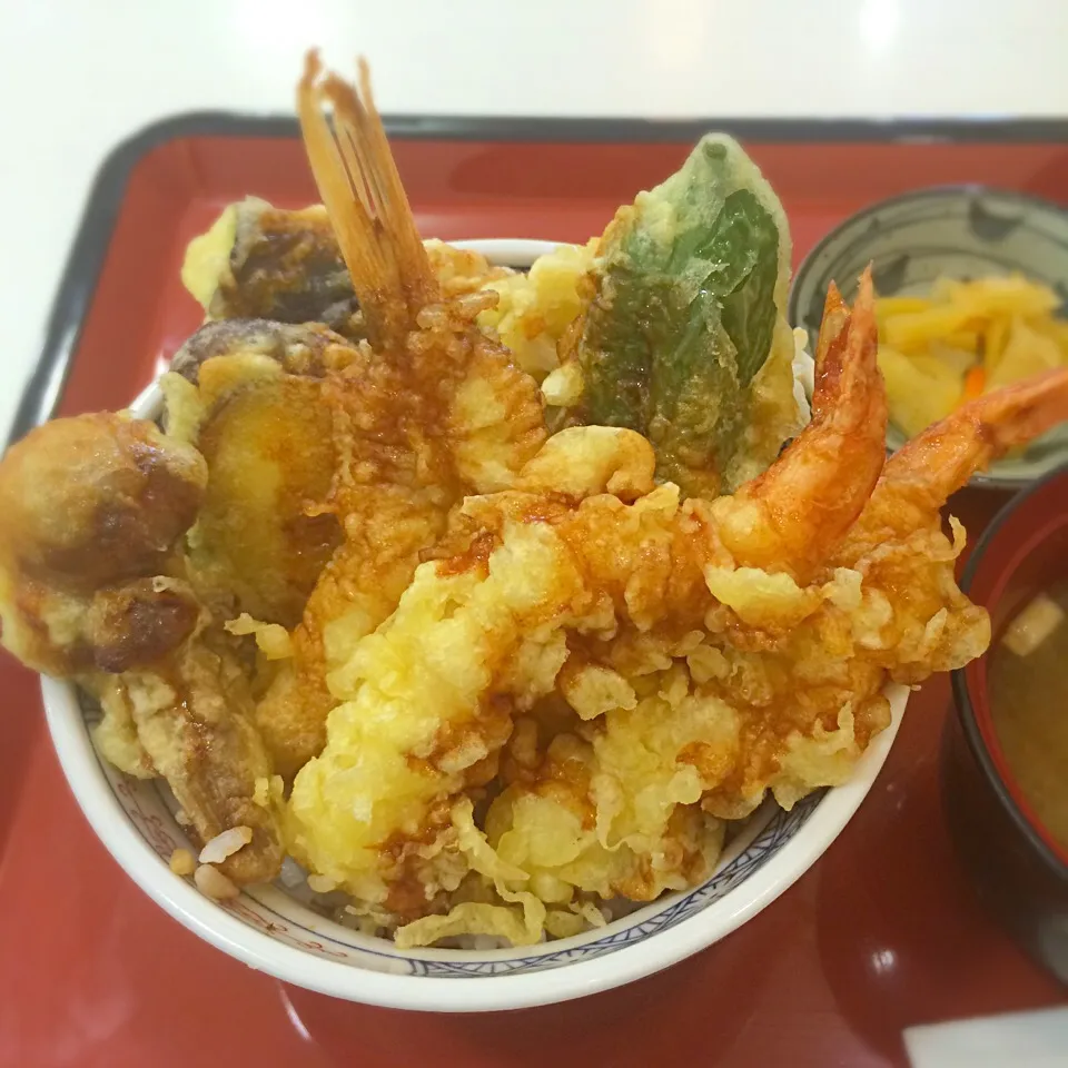 また天丼(^^;;天ぷらたっぷりの『ごちそう天丼』|uchikawa hiroshiさん