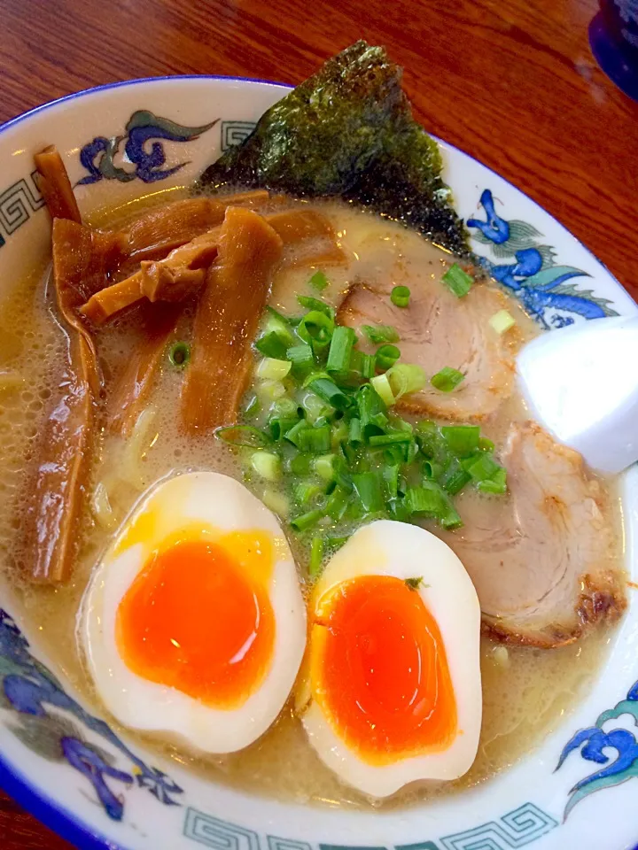 あじ助の玉子ラーメン|もにもにかさん