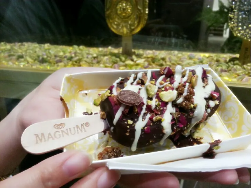 "Make My MAGNUM" @ MAGNUM cafe in MidValley Mega mall. アイスにチョココーティングにトッピングにと選んで自分好みの特性アイスクリームが作れます♪|korinoさん