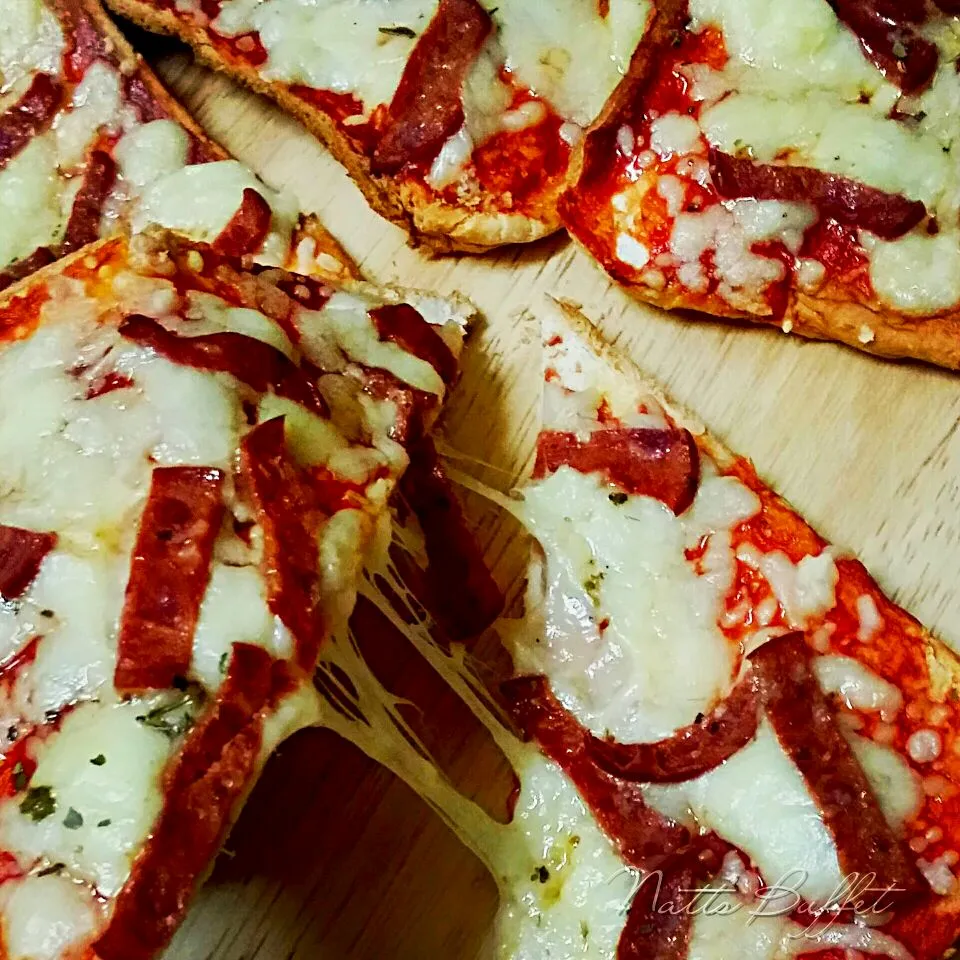 flatten square bread pepperoni pizza|Natt's Buffetさん