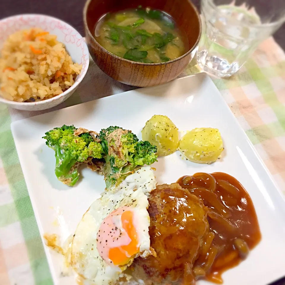 和洋折衷！デミハンバーグに炊き込みご飯と春菊の味噌汁|2boy mamさん