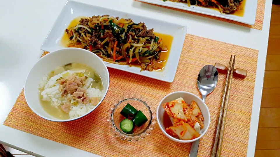 Snapdishの料理写真:今日の夕食 プルコギ、豆腐のキムチのせ、きゅうりの甘酢漬け、無印のサムゲタンスープごはん|pinknari🐰🌈さん