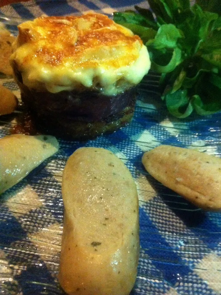 Boudin Blanc aux truffes et sa timbale de pomme de terre au cèpes, Viande des grison et Mont D'Or et sa petite mâche à la vinaigrette aux noisettes|PHILIPPEさん