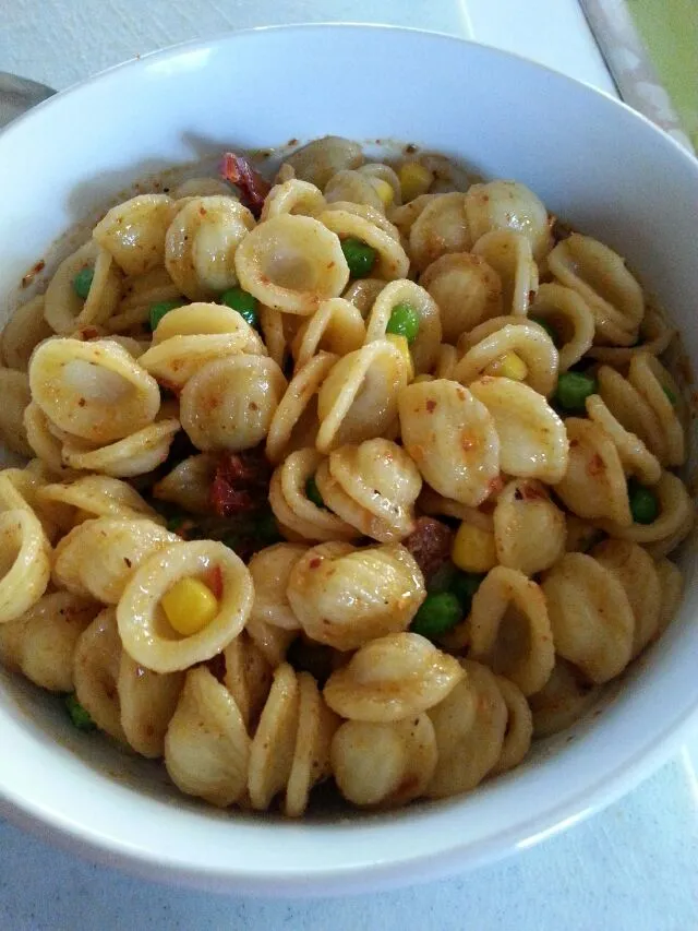 spicy orrecchiette pasta with peas,  corn,  butter,  sundried tomatoes.|Polly Gelfusoさん