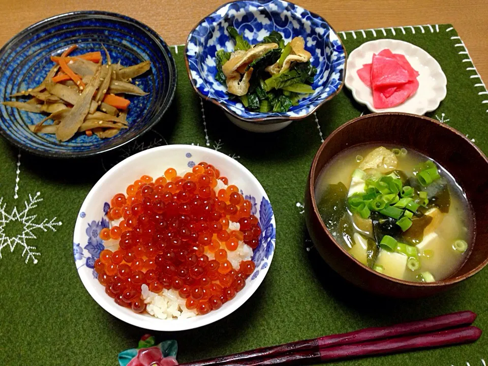 Snapdishの料理写真:小松菜油揚げのお浸し☆きんぴらゴボウ☆いくら醤油漬け☆お味噌汁☆赤かぶ酢漬け☆|Milfeliceさん