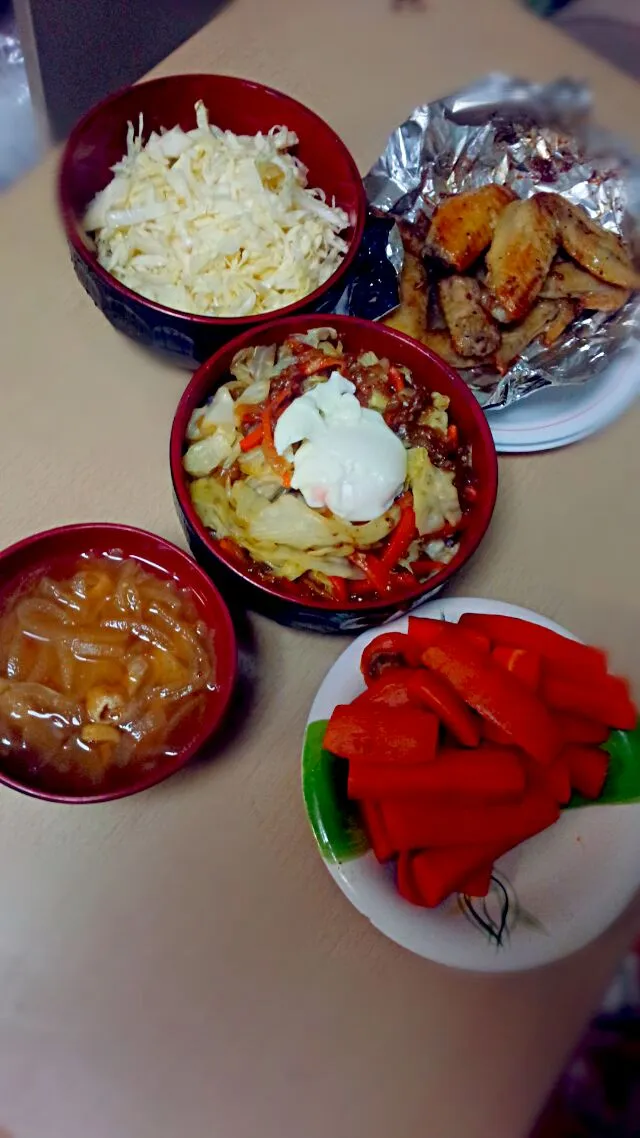 野菜丼
人参のボイル
キャベツの浅漬け
味噌汁|時雨さん